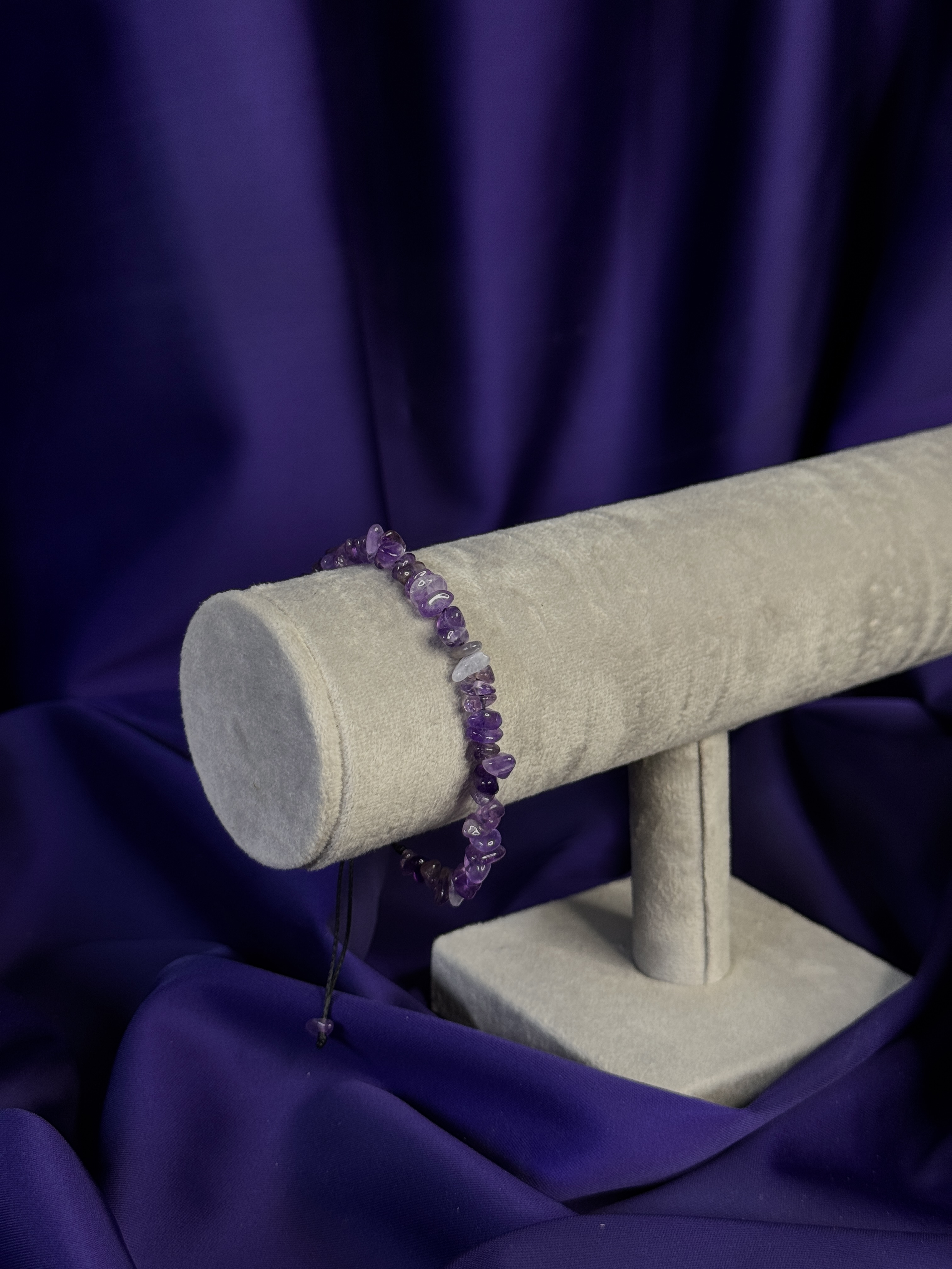 دستبند چیپسی آمیتیست، نخ چرم موم زده و گره کشویی ، کد۳۶